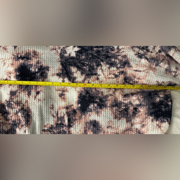 Tie Dye Waffle Weave Top by Boutique Brand Pink Lily- size small but oversized - Picture 5 of 5